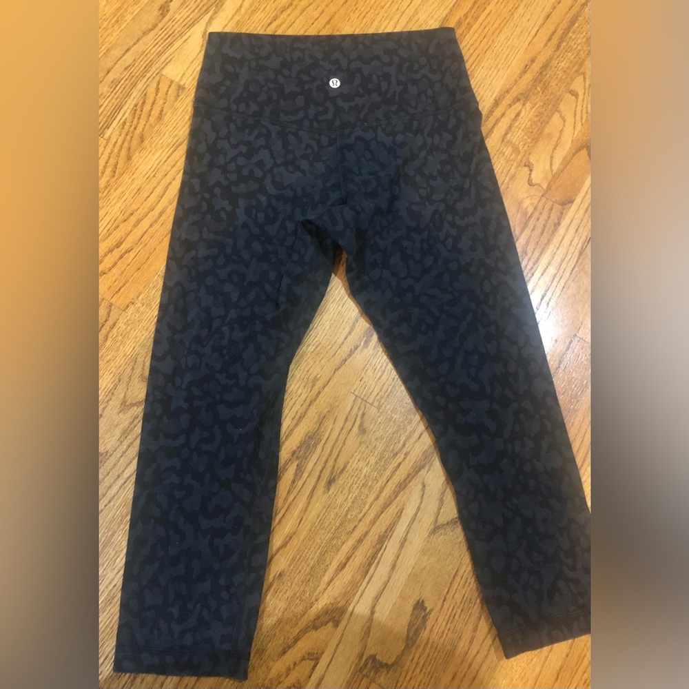Lululemon Black/Gray Pattern Cropped Leggings Sz 8 - image 2